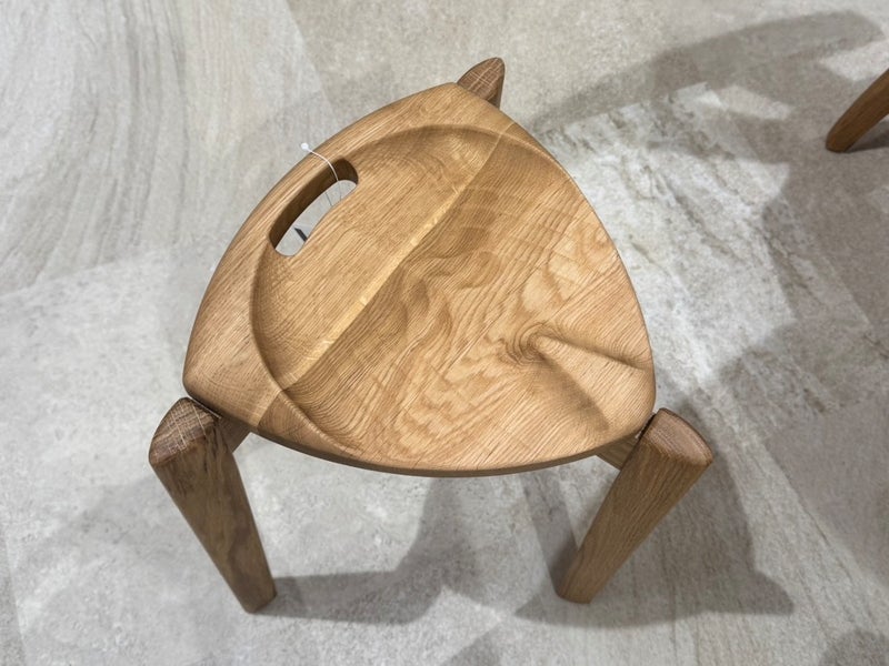 牛のちちしぼりスツール Milk Stool 北海道ミズ楢無垢材 | 【公式
