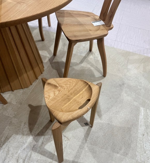 牛のちちしぼりスツール Milk Stool 北海道ミズ楢無垢材 | 【公式